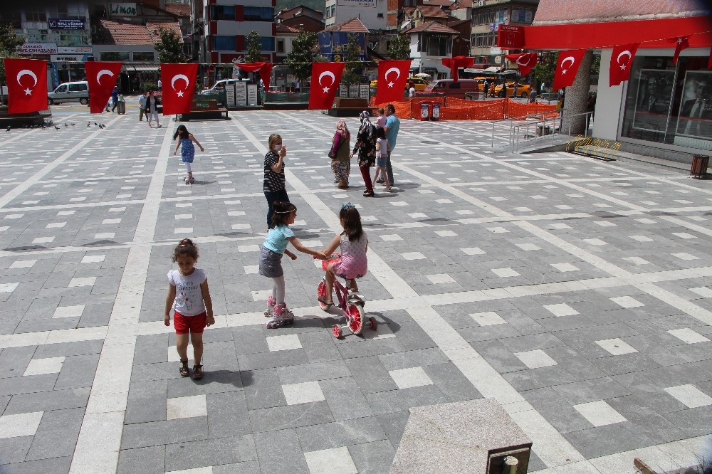 Devrek’te kısıtlamanın ardından vatandaşlar sokaklara akın ettiler 