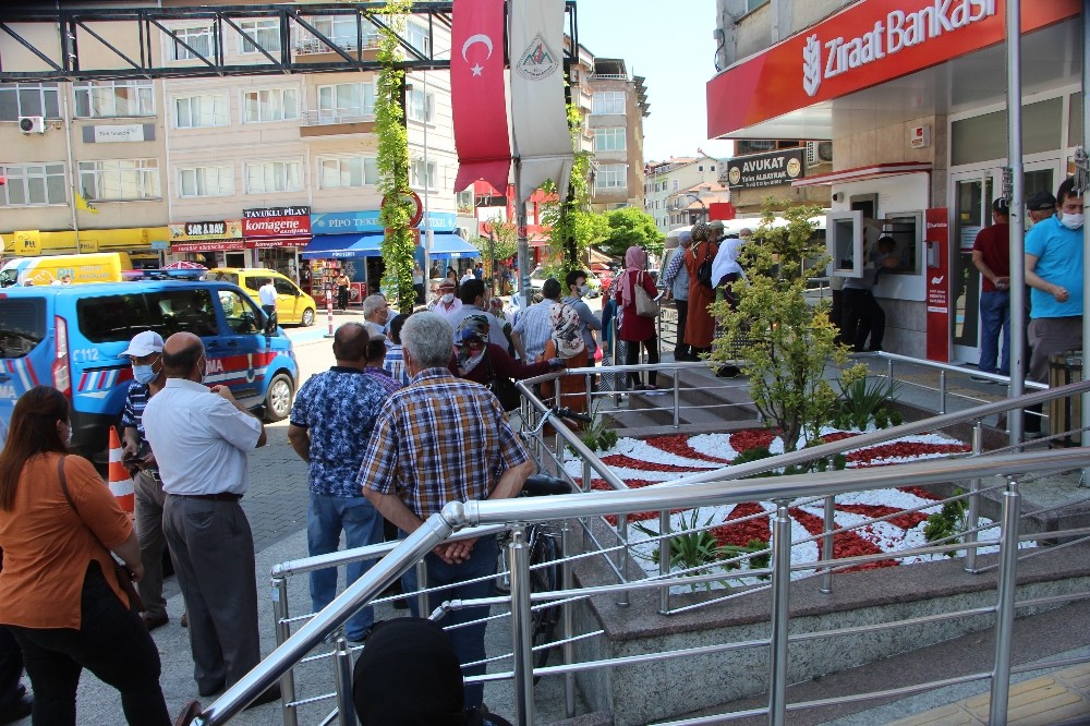 Devrek’te sosyal mesafe hiçe sayıldı 