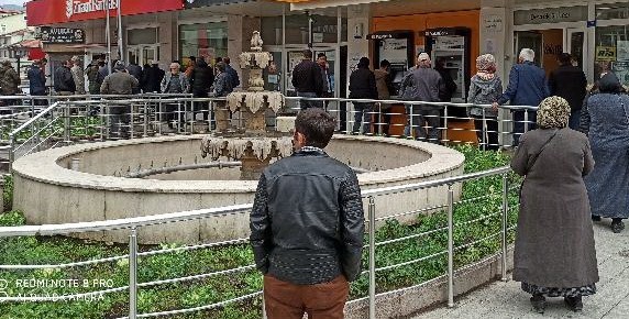 Devrek’te sosyal mesafe kuralına uyulmuyor 