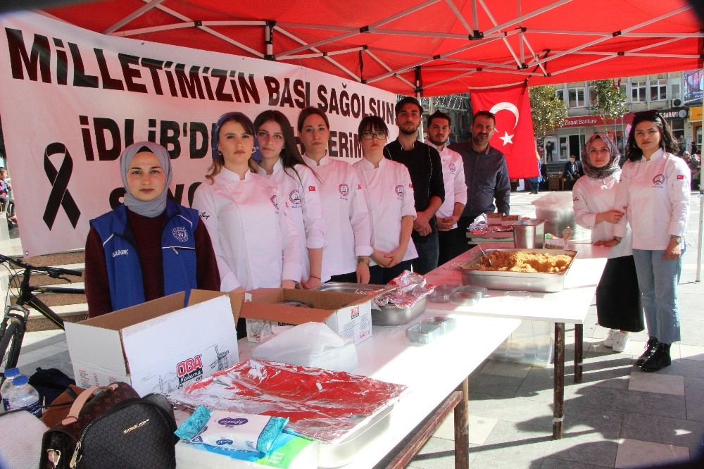 Devrek’te üniversiteli öğrenciler şehitler için helva dağıttı 