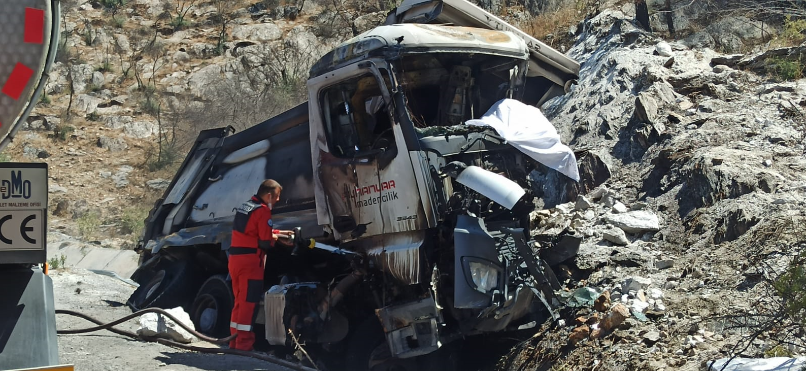 Devrildikten sonra yanmaya başlayan TIR'dan çıkamadı