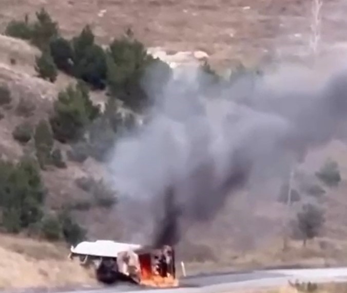 Devrilen akaryakıt tankeri alev topuna döndü