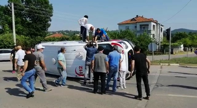Devrilen ambulanstaki sağlık personeli vatandaş tarafından kurtarıldı 