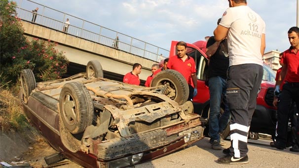 Devrilen aracın içinden kendi başına çıktı
