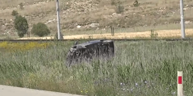 Devrilen araçtaki 5 kişi yaralandı