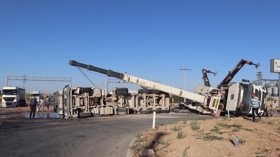 Devrilen beton mikserini kaldırmaya gelen kurtarıcı devrildi: 1 yaralı 