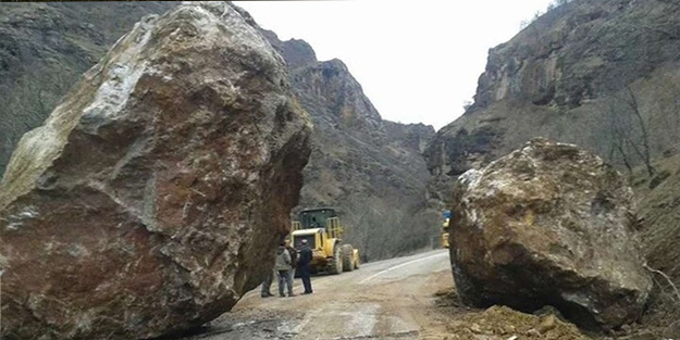 Devrilen dev kayalar nedeniyle o yol ulaşıma kapandı