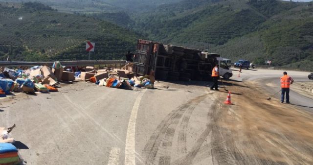 Devrilen kamyonda 2 kardeş can verdi