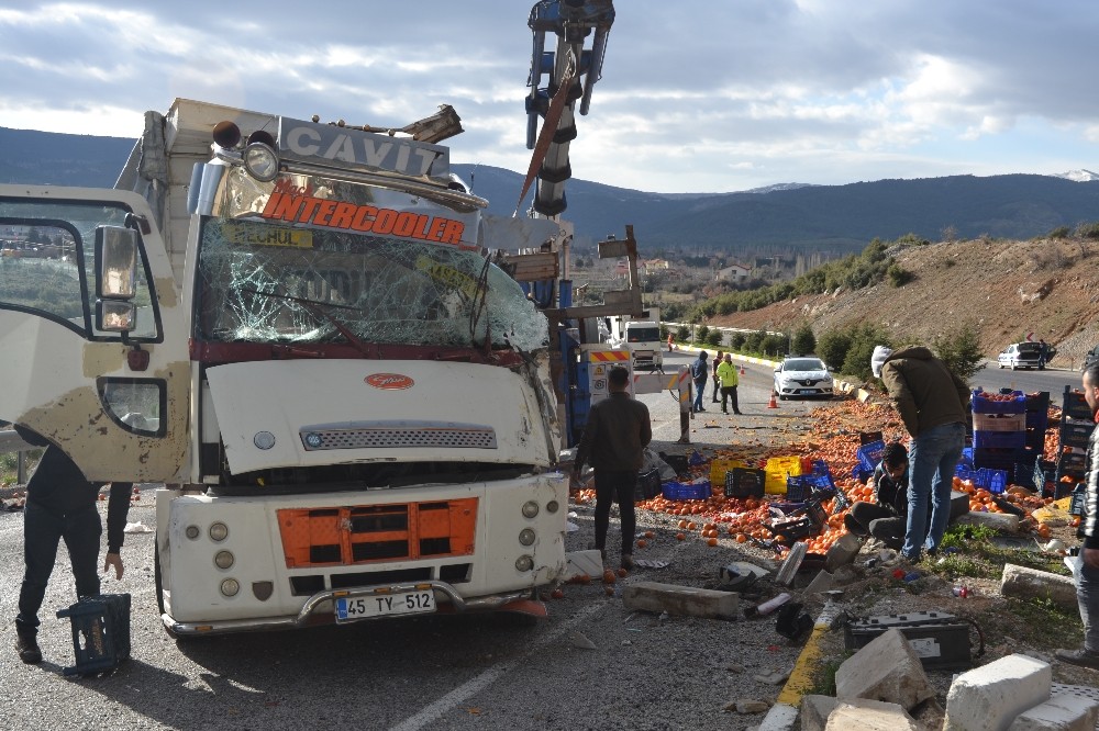 Devrilen kamyondaki tonlarca meyve ve sebze yola saçıldı 