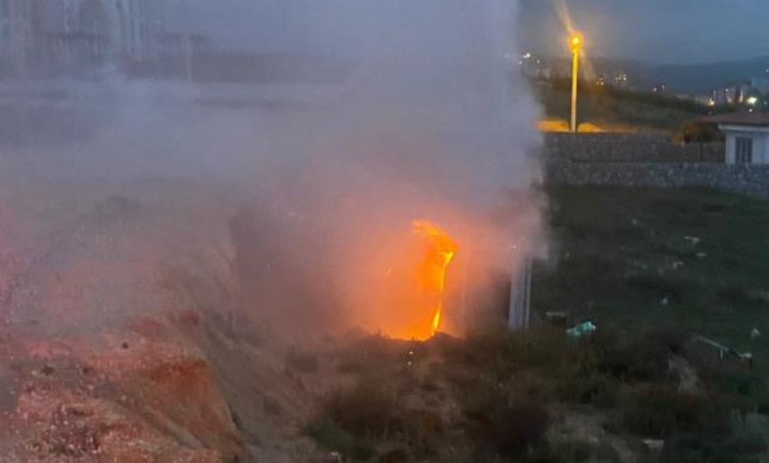 Devrilen kamyonet alev topuna döndü