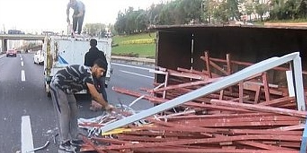 Devrilen kamyonet trafiği felç etti!