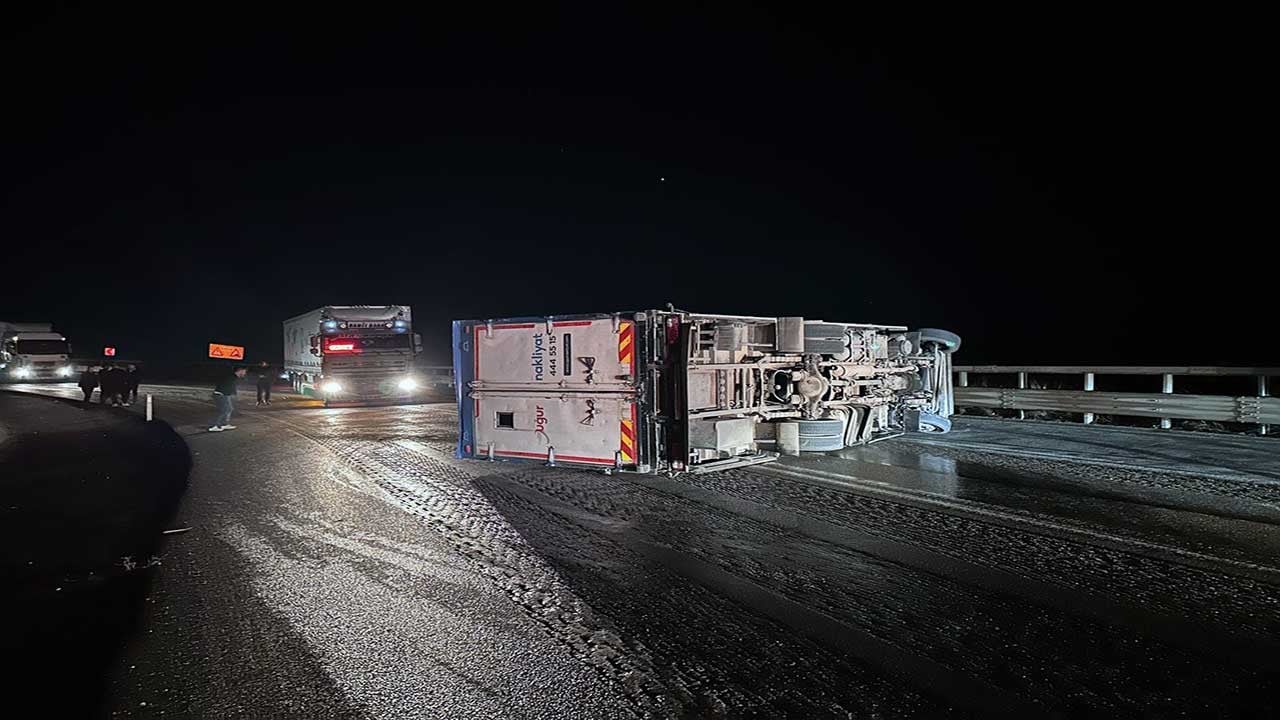 Devrilen kamyonun şoförü yaralandı