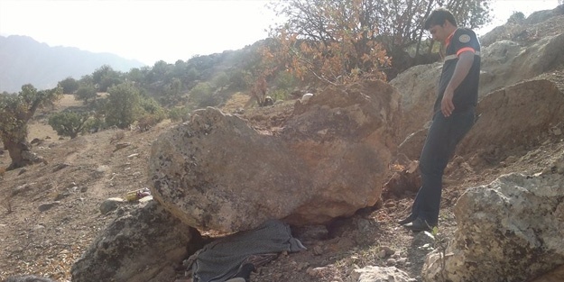 Devrilen kayanın altında kaldı