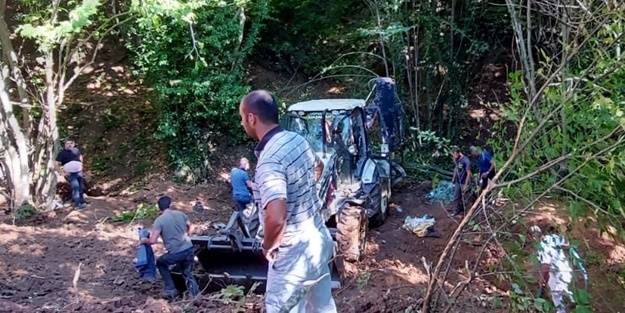 Devrilen kepçenin altında kaldı