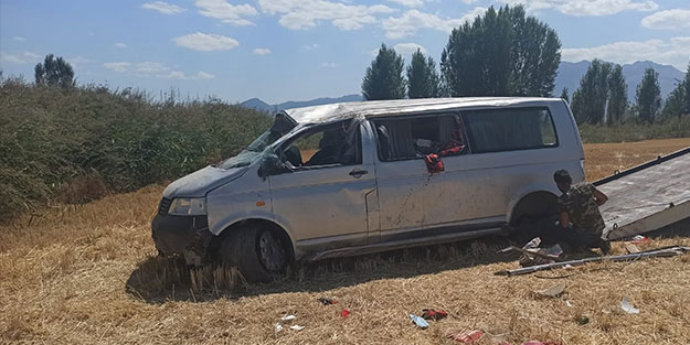 Devrilen minibüsten sağ çıkamadılar
