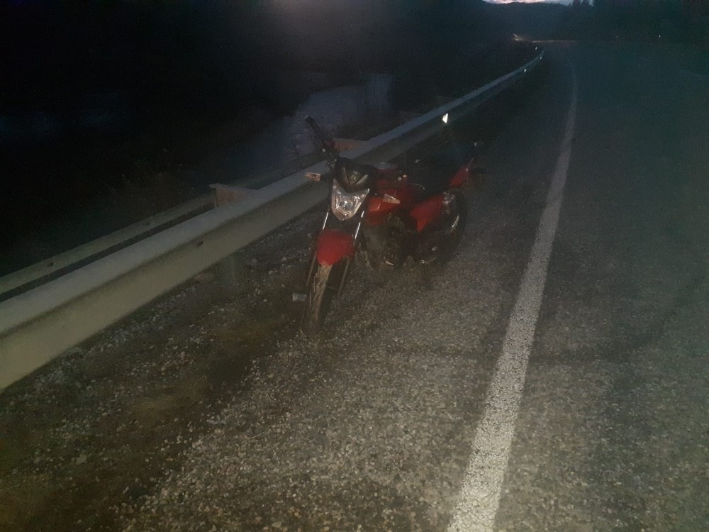 Devrilen motosiklet sürücüsü yaralandı 