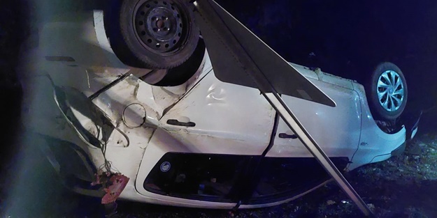 Devrilen otomobildeki 4 kişi yaralandı