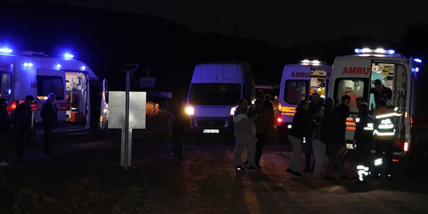 Devrilen otomobildeki 7 kişi yaralandı