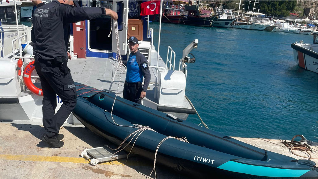 Devrilen sup boarda tutunarak 3 saat bekledi, yardımına deniz polisi yetişti