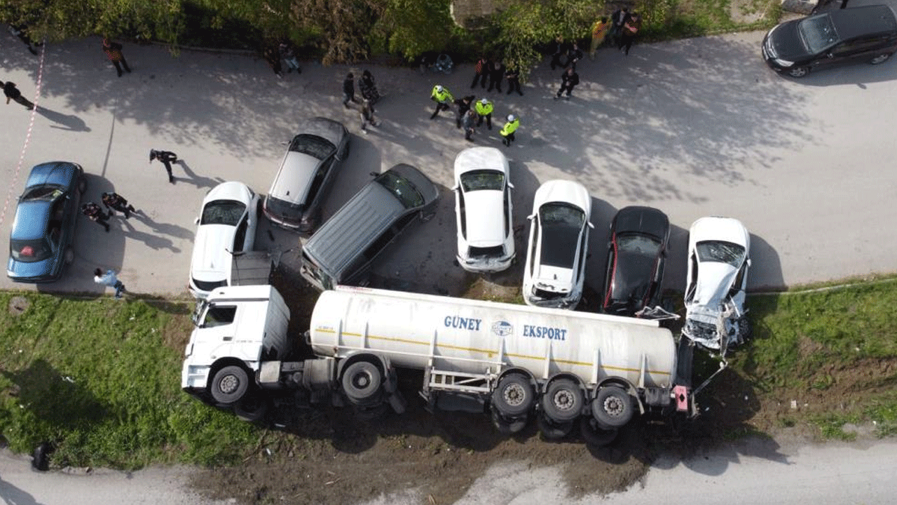 Devrilen tanker araçları biçti