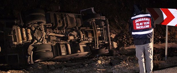 Devrilen tonlarca yüklü TIR'ın altında hayatını kaybetti