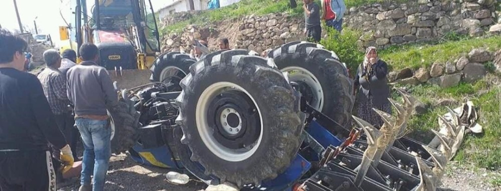 Devrilen traktör baba kızın sonu oldu 