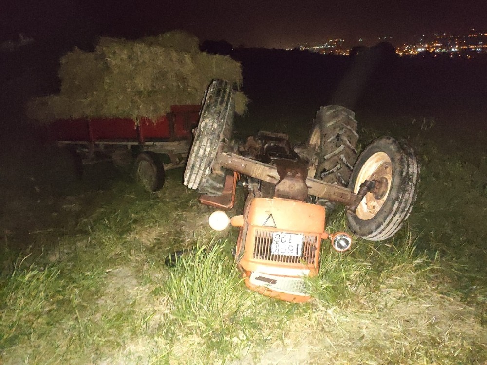 Devrilen traktörde 2 kişi yaralandı 