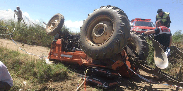 Devrilen traktörün altında ezildi