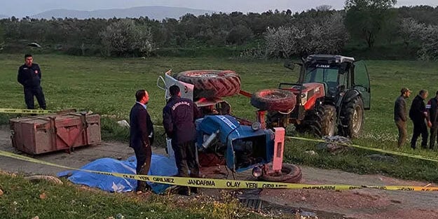 Devrilen traktörün altında kalan 2 kişi yaşamını yitirdi