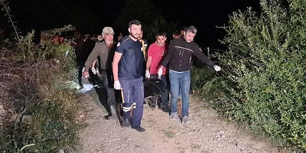 Devrilen traktörün altında kalan 2 kişi yaşamını yitirdi