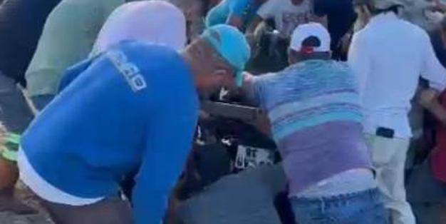 Devrilen traktörün altında kalan çiftçiyi vatandaşlar kurtardı