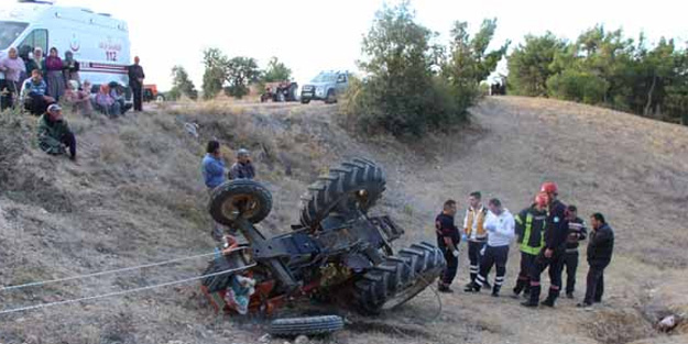 Devrilen traktörün altında kalan genç hayatını kaybetti