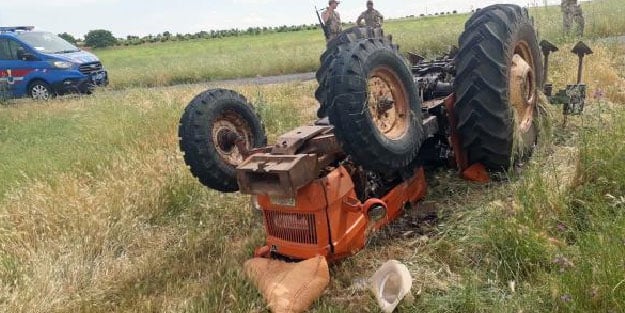 Devrilen traktörün altında kalan genç öldü