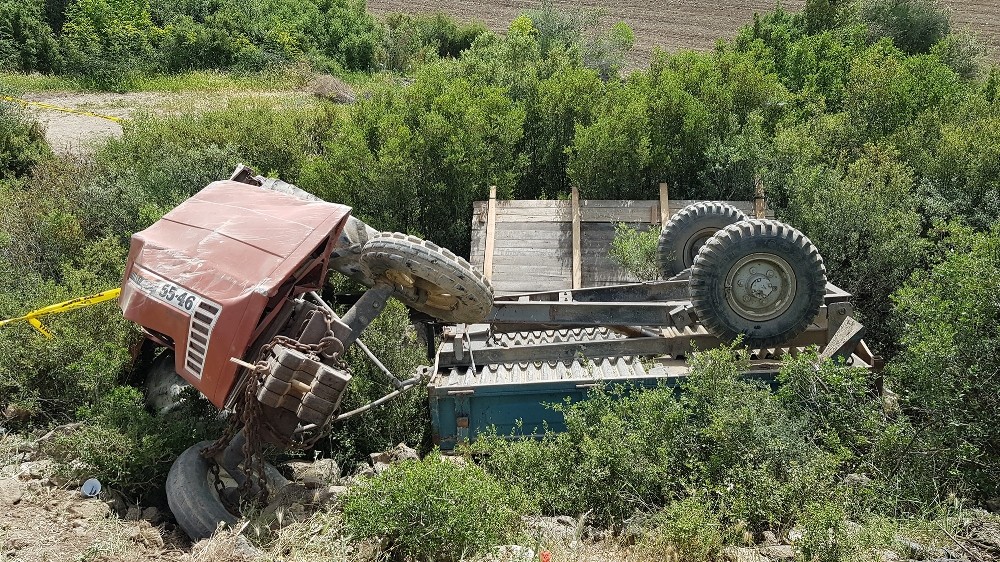 Devrilen traktörün altında kalan genç yaşamını yitirdi 