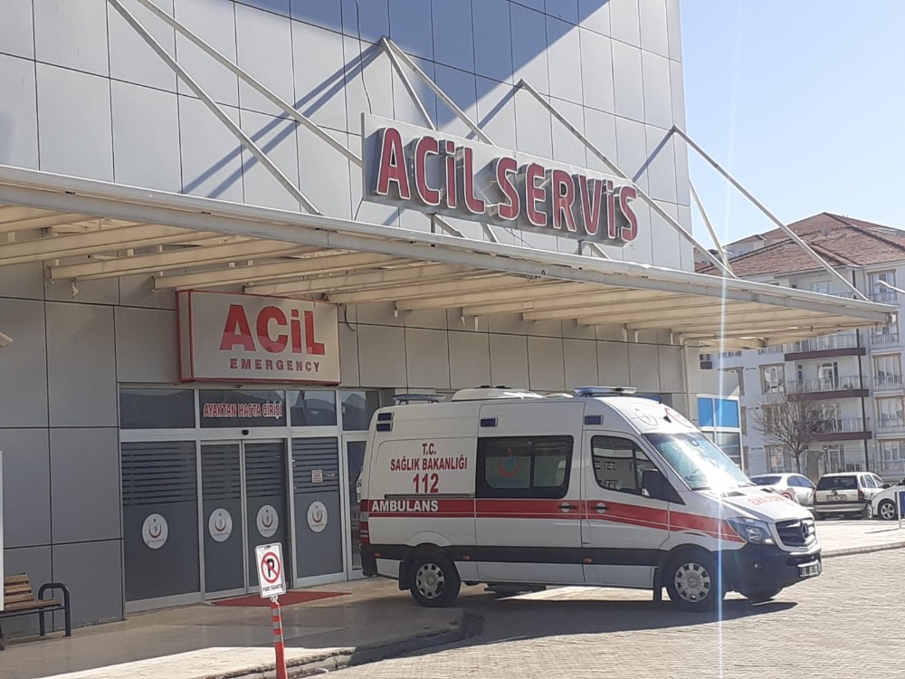 Devrilen traktörün altında kalan sürücü hayatını kaybetti 