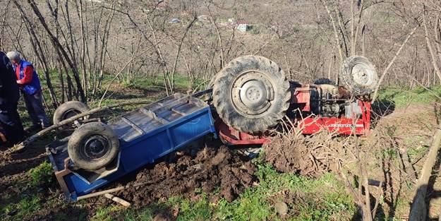 Devrilen traktörün altında kaldı! Görme engelli babası sayesinde kurtarıldı