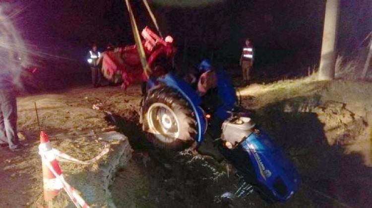 Devrilen traktörün altında kalıp öldü