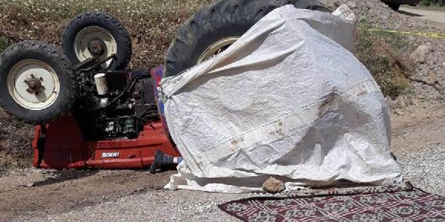 Devrilen traktörün altında kalıp öldü