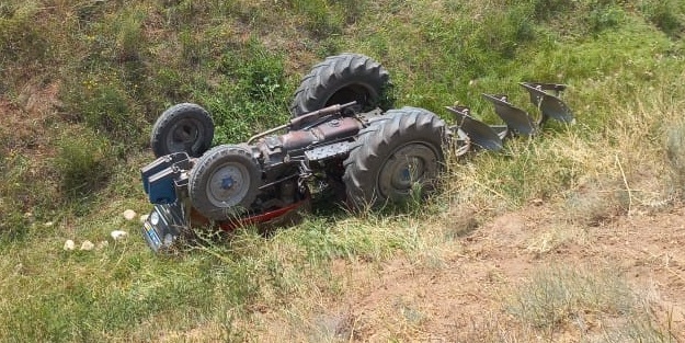 Devrilen traktörün sürücüsü ağır yaralandı