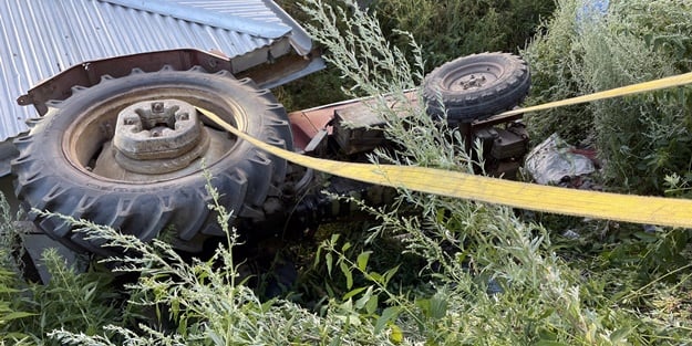 Devrilen traktörün sürücüsü hayatını kaybetti