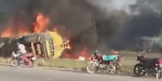 Devrilen yakıt tankeri patladı: 40 ölü