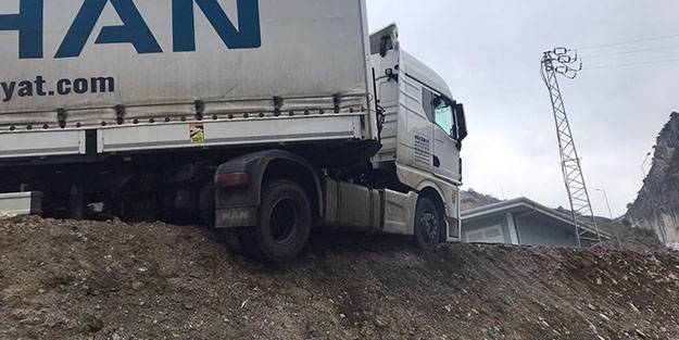 Devrilmekten son anda kurtulan tır asılı kaldı!