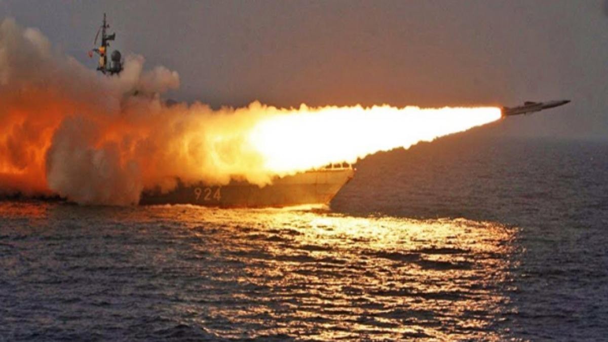 Devrim Muhafızları: ABD gemileri ve deniz üssü vuruldu