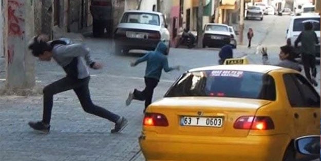 Devriye gezen polisi gören çocuklar böyle kaçtı!
