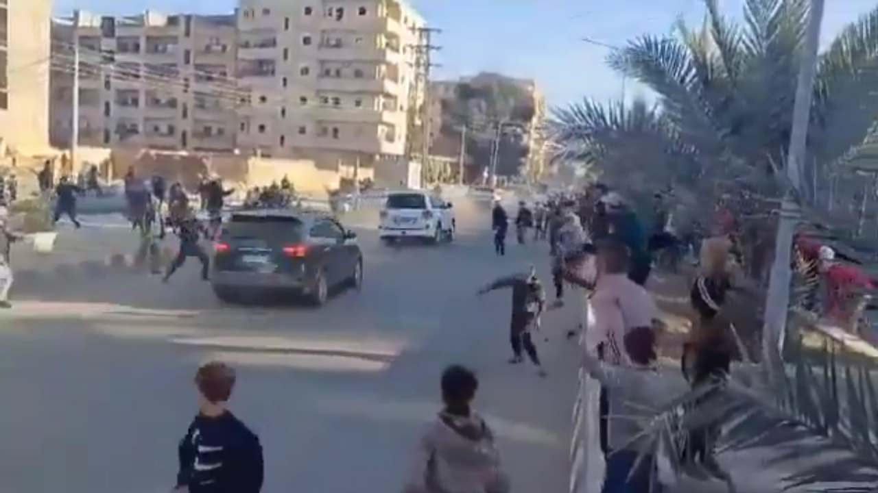 Deyrizor’da halktan PKK/YPG’ye tepki: Sözde liderlerin araçları taşlandı