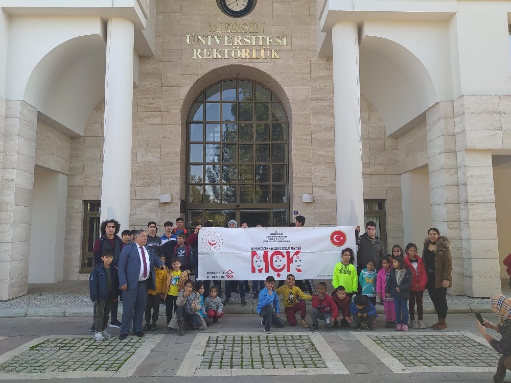 Dezavantajlı çocukların Mersin Üniversitesinde sinema keyfi 