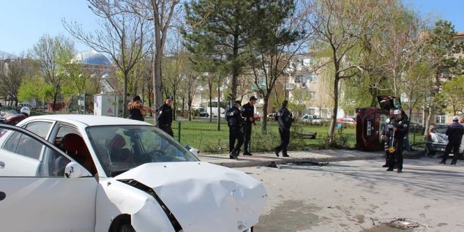 Otomobiller kafa kafaya çarpıştı: 3 yaralı!