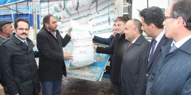 Sivas’ta çiftçilere mısır ve nohut tohumu dağıtıldı