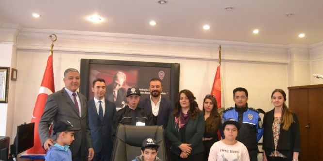 Engelli çocuklar emniyet müdürünü ziyaret etti