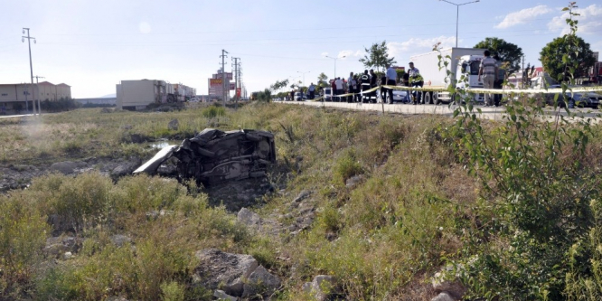 Tekerleği patlayan otomobil takla attı, sürücüsü öldü